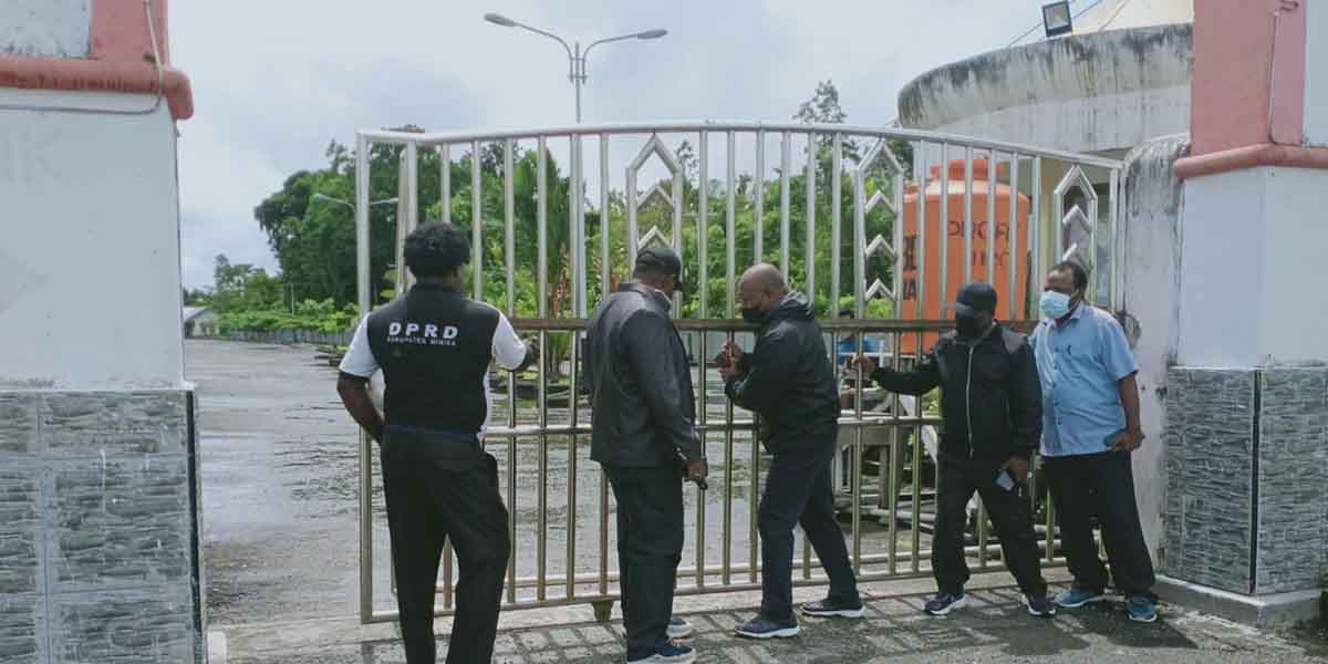 anggota-dprd-mimika-2019-2024-aksi-tutup-kantor